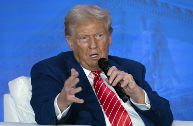 Trump tvrdí, že mal plné právo zasiahnuť do prezidentských volieb. Napriek novej obžalobe jeho…
