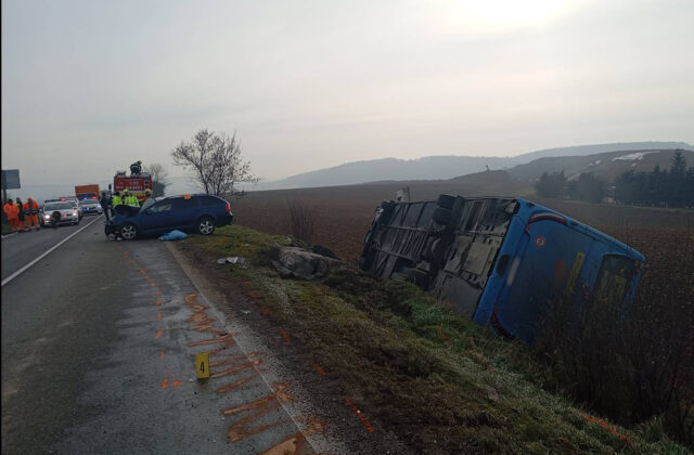 Zrážku osobného vozidla s autobusom pri Dežericiach neprežil 60-ročný vodič auta, ďalších šesť ľudí&hellip;