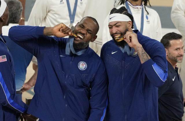 Američania získali v basketbale na…