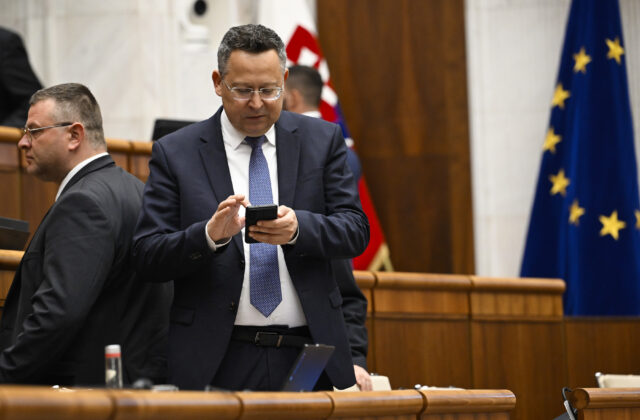 Kamenický radí s výhodným investovaním, ministerstvo financií upozorňuje verejnosť na deepfake video