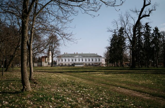 Krásne zrekonštruovaný kaštieľ vo Voderadoch ukážu záujemcom, poprechádzať sa môžu aj v priľahlom anglickom&hellip;