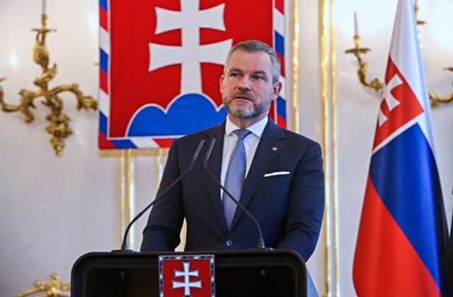 Prezident Pellegrini vzdal poctu odchádzajúcim generálom Svobodovi a Tóthovi