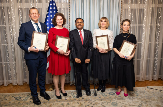 Americký veľvyslanec Gautam Rana odovzdal ceny za ochranu ľudských práv – FOTO
