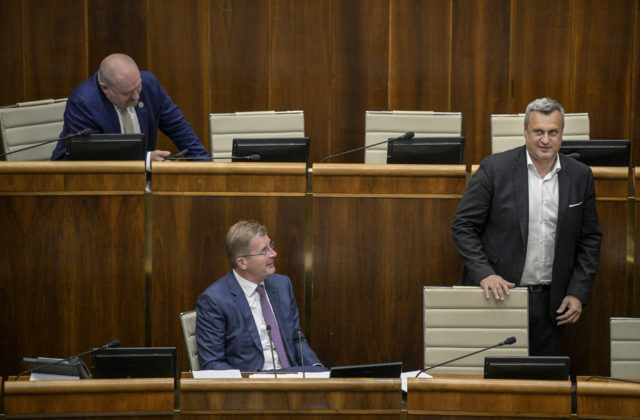 Pri prestupe Muňka do SNS sa neporušili žiadne pravidlá, Žiga by na poste predsedu&hellip;