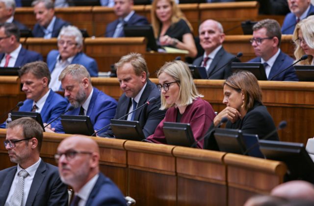 Prieskum poslal do parlamentu sedem strán, Hlas-SD si pohoršil a Smer-SD po atentáte na Fica polepšil