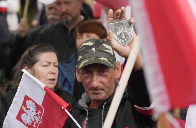 Na podporu poľskej opozičnej strany Právo a spravodlivosť sa vo Varšave zišlo zhruba štyritisíc…