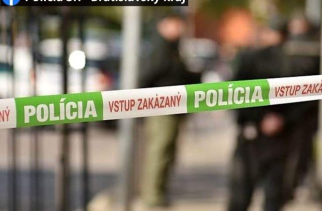Na zastávke v Záhorskej Bystrici došlo k útoku, polícia zaistila zbraň
