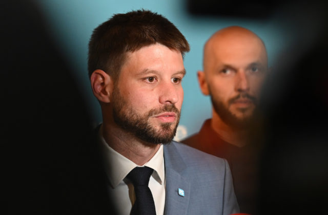 Milióny eur pre rodinu premiéra je jednoznačne na odstúpenie, Šimečka upozornil na ďalšiu dotáciu…