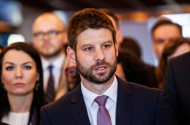 Fico kašle podľa Šimečku na vládnutie a opustil krajinu. Opozícia podala do podateľne návrh na vyslovenie nedôvery vláde