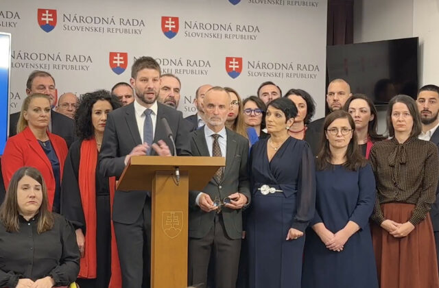 Ficova vláda prinesla drahotu a chaos. Progresívci chcú kampaňou upozorniť na nesplnené sľuby (video)