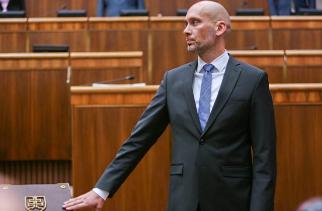 Karol Galek nahradil v parlamente Sulíka a zložil poslanecký sľub (foto)