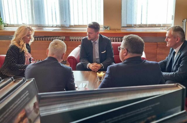 Poslanci Hlasu sa stretli s ministerkou Šimkovičovou pred hlasovaním o jej odvolaní, diskutovali o&hellip;