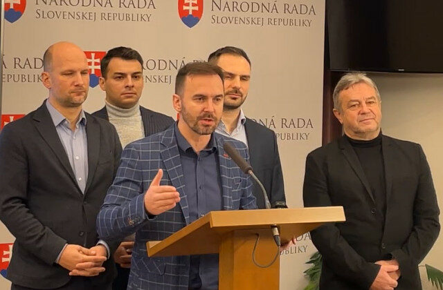 Fica treba podľa matovičovcov odvolať, progresívci sa boja…