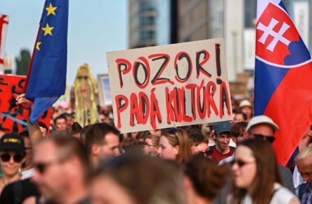 Na proteste za otvorenú kultúru sa zúčastnilo až 9000 ľudí, opozícia organizuje aj ďalšie zhromaždenie