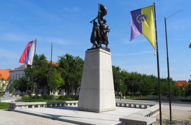 Sovietsku armádu nahradí na pamätníku oslobodenia v Trnave hrdinská Červená armáda (foto)