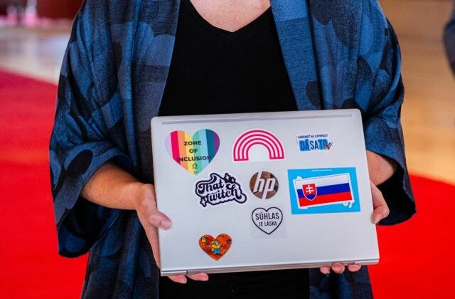 Nálepky na notebooku môžu byť v rozpore s rokovacím poriadkom, Ústavnoprávny výbor však nedal&hellip;