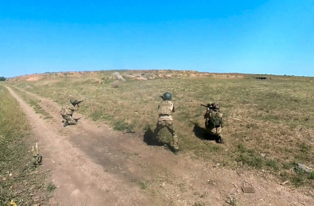 Po útoku ukrajinského dronu horí ďalší sklad zbraní na severozápade Ruska, uzatvoriť museli aj…
