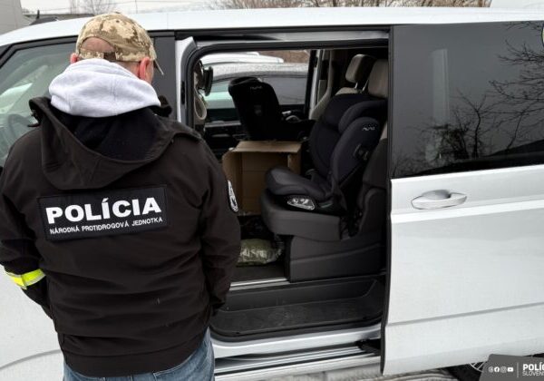 Protidrogová akcia „Strelec“ odhalila nelegálny biznis za tisíce eur, polícia zadržala dvoch dílerov v Košiciach – FOTO