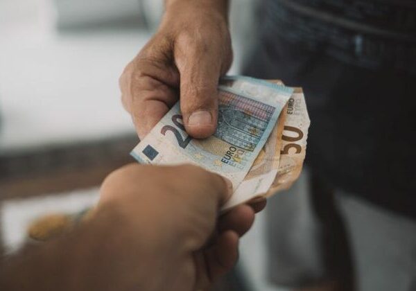 Najviac zarábajú zamestnanci súkromných zahraničných firiem, platy štátnych zamestnancov zaostávajú