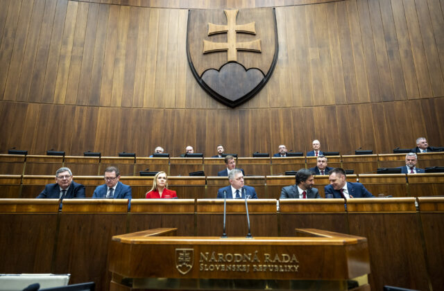 Poslanci otvorili na druhý pokus parlamentnú schôdzu, zdravotnícky…