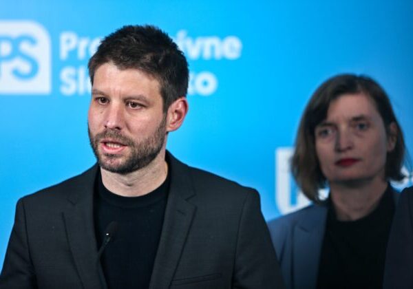 Jediným východiskom z vládnej krízy sú podľa Šimečku predčasné voľby