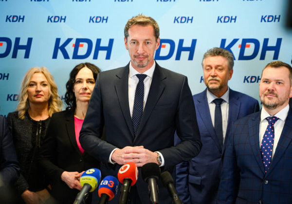 Návrh kresťanských demokratov na zmenu ústavy nezakazuje umelé oplodnenie, progresívci podľa Majerského klamú