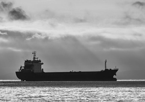 Vyšetrujú explóziu ropného tankera v prístave Usť-Luga, posádka z plavidla utiekla