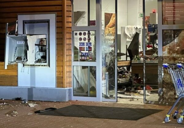 Rohožníkom sa v noci ozval výbuch, lupiči si z poškodeného bankomatu zobrali takmer osemdesiattisíc eur