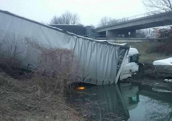 Kamión zišiel z diaľnice D1 a skončil v kanáli s vodou, na mieste zasahovali hasiči z Trnavy – FOTO