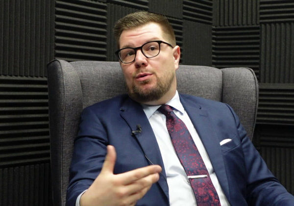 Niektoré obce nemajú ani na platy starostov, hovorí Šimko z Hlasu-SD – VIDEO