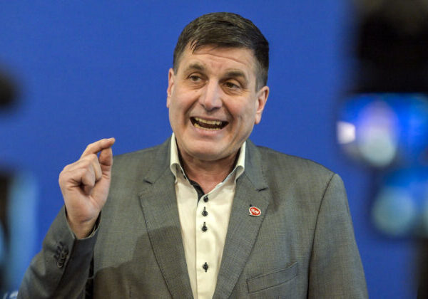 Europoslanec Ondruš chce tvrdšie pravidlá pre firmy, poukázal na markantné rozdiely v odmeňovaní v korporáciách