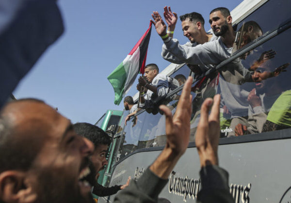 Hamas prepustil troch izraelských rukojemníkov, vymenil ich za desiatky väznených Palestínčanov