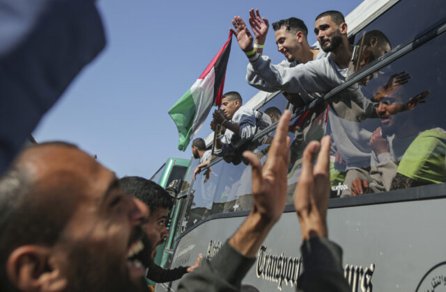 Hamas prepustil troch izraelských rukojemníkov, vymenil ich za…