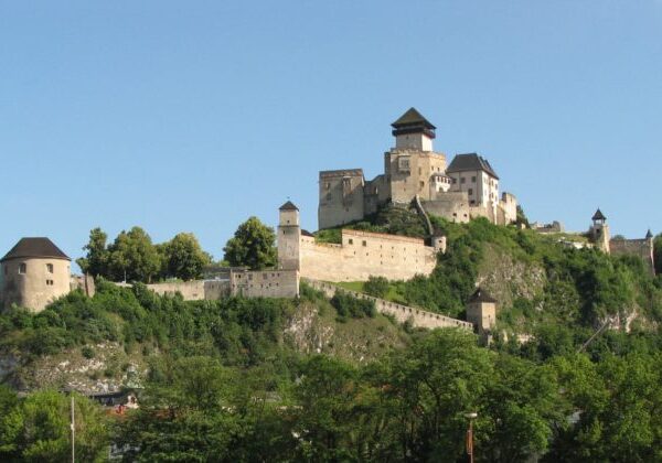 Turistov stále lákajú slovenské hrady aj kúpele. Trenčiansky kraj hlási úspech v ich návštevnosti