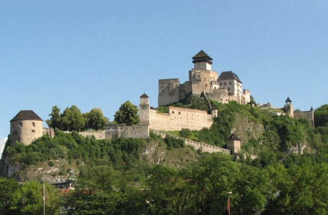 Turistov stále lákajú slovenské hrady aj kúpele. Trenčiansky…