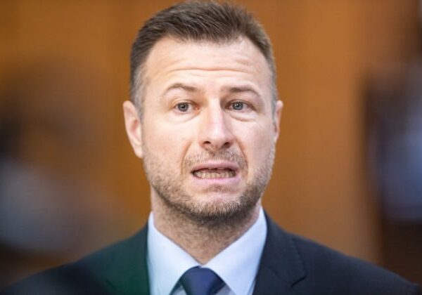 Bývalý minister spravodlivosti Gál sa postavil pred súd, prijatie 50-tisíc eurového úplatku popiera – VIDEO
