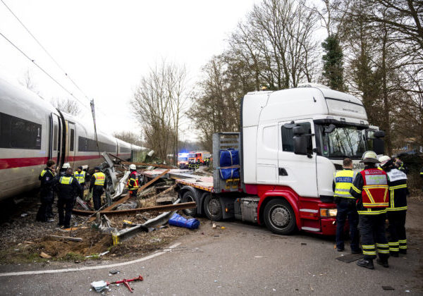 Pri zrážke vlaku s nákladným autom v Nemecku jeden človek zomrel, 12 je zranených