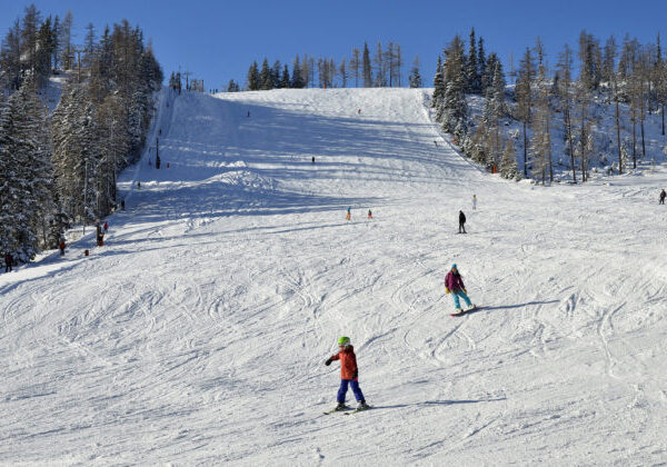 Lyžiarske strediská dosnežujú, pripravujú sa na prázdniny