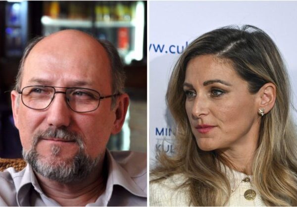 Pred Slovenským literárnym centrom sa zišli protestujúci, požadovali odvolanie Murína aj riaditeľky Bibiany Flach