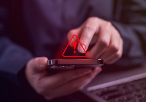 Medzi Slovákmi sa šíria nové podvodné správy. Ak vám prišli tiež, toto určite nerobte