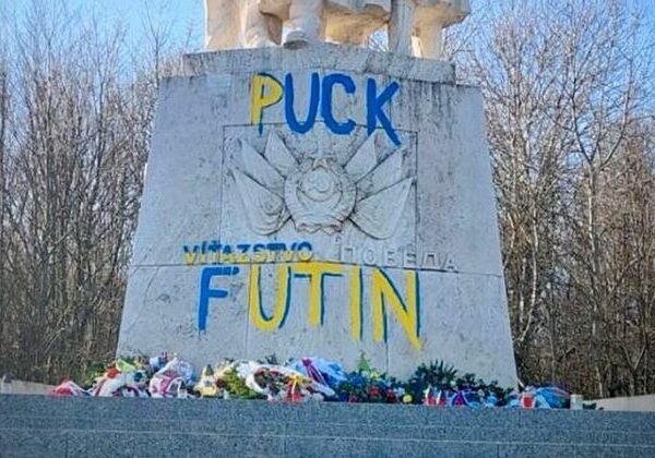 Posprejovanie pamätníka v Dargove je prostý vandalizmus. Podľa protifašistického hnutia nejde o protest proti ruskej agresii na Ukrajine