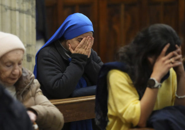 Kriticky chorý pápež vstal z lôžka, prognóza je však neistá