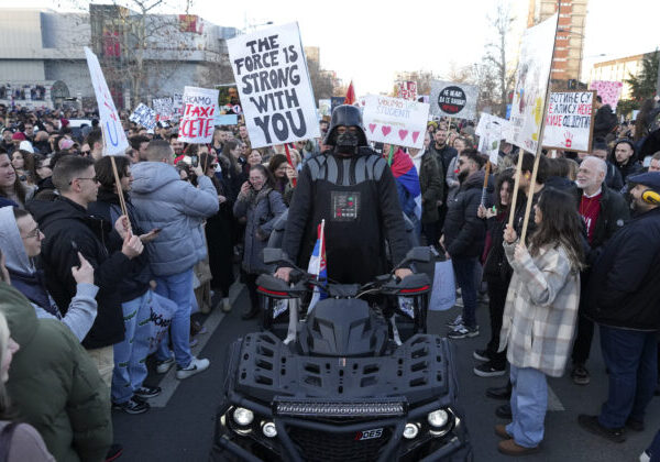 Desaťtisíce protestujúcich zablokovali srbské mesto Nový Sad, obsadili aj mosty – FOTO