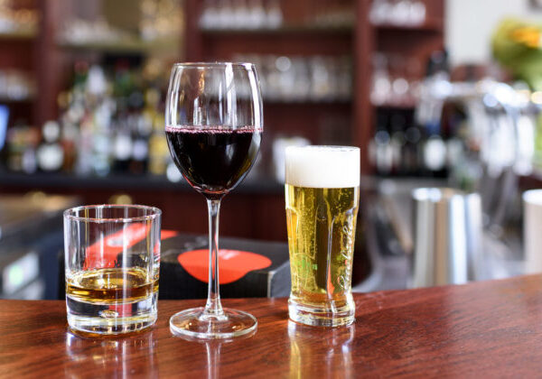 Oslavy, stres či žiaľ. Prečo Slováci siahajú po alkohole a kedy už ide o problém?