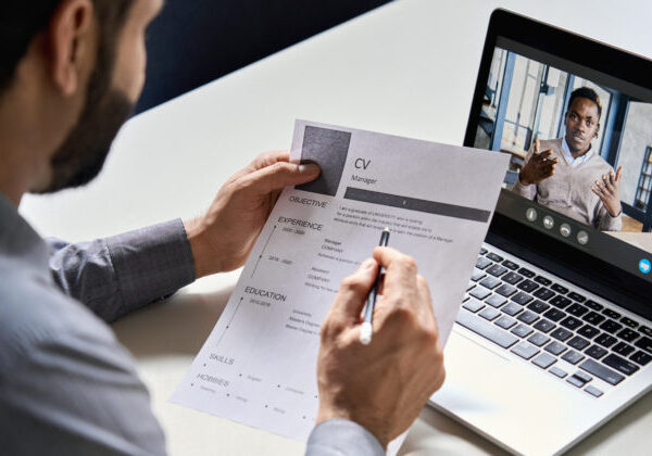 Vysoká škola už viac nestačí, slovenskí zamestnávatelia hľadajú hlavne prax a technologické zručnosti