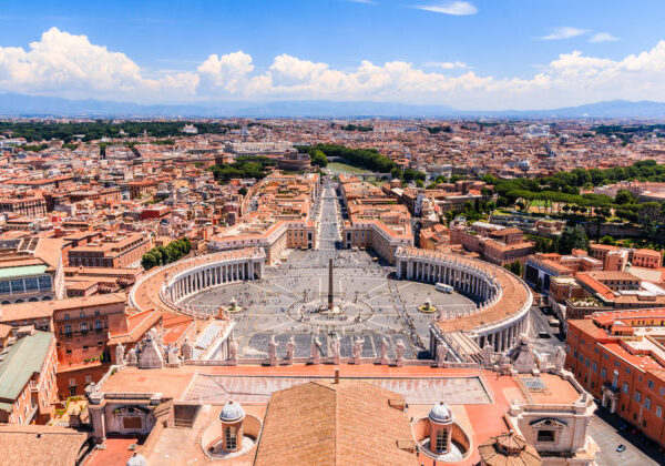 Vandalizmus vo Vatikáne, muž poškodil v Bazilike svätého Petra svietniky za 30-tisíc eur – VIDEO