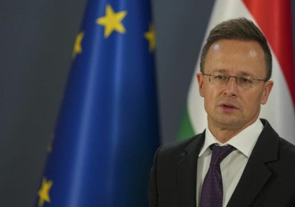 Európski lídri sa podľa šéfa maďarskej diplomacie snažia zabrániť prímeriu na Ukrajine