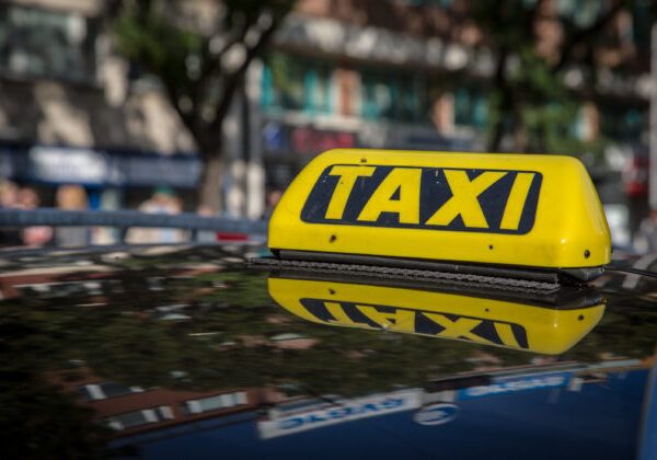 Taxikára v Bratislave napadli tri ženy a muž. Zaútočili lopatou a vyhrážali sa mu s mačetou odseknutím hlavy