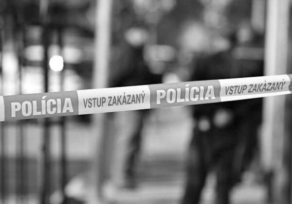 Tragická udalosť v Petržalke. Z tretieho poschodia bytového domu vypadol 42-ročný muž