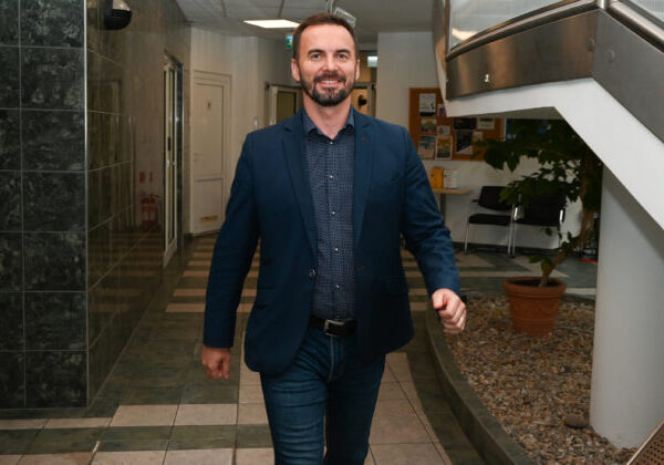 Postoj Progresívneho Slovenska je nezodpovedný a detinský. Šipoš kritizuje, že zo spolupráce vylučujú hnutie Slovensko, ale nie Hlas